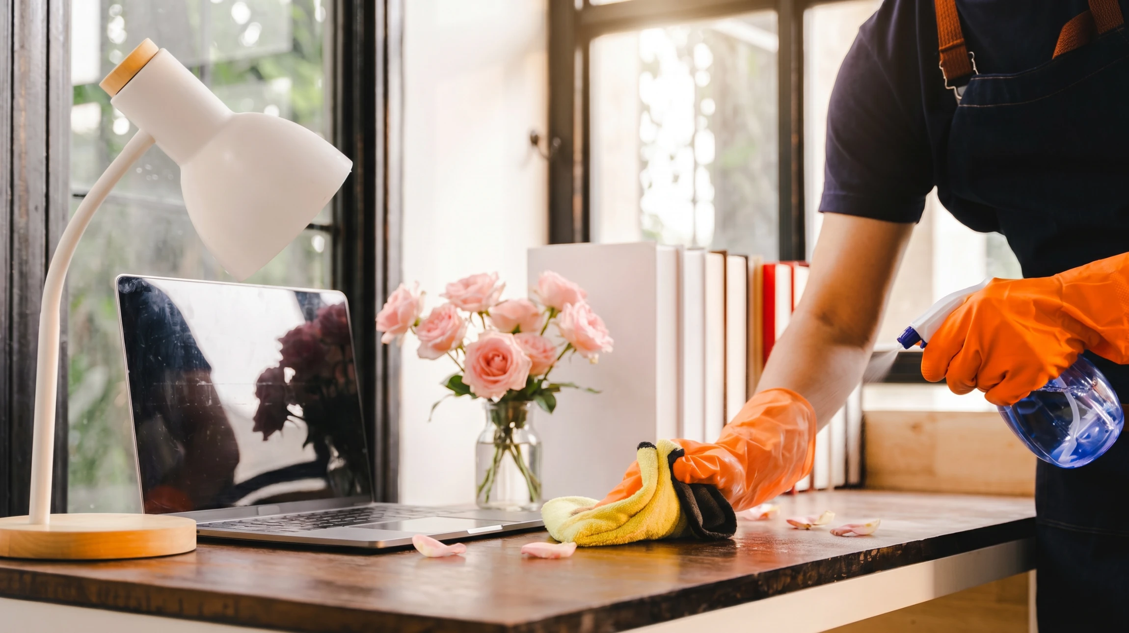 Intérieur professionnel avec chariot de nettoyage industriel mobile sur roulettes