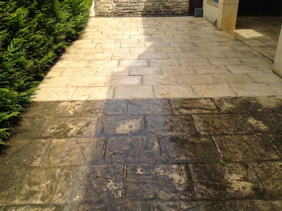 Intérieur résidentiel avec nettoyage professionnel de tapis multicolore à motifs géométriques beiges et bruns
