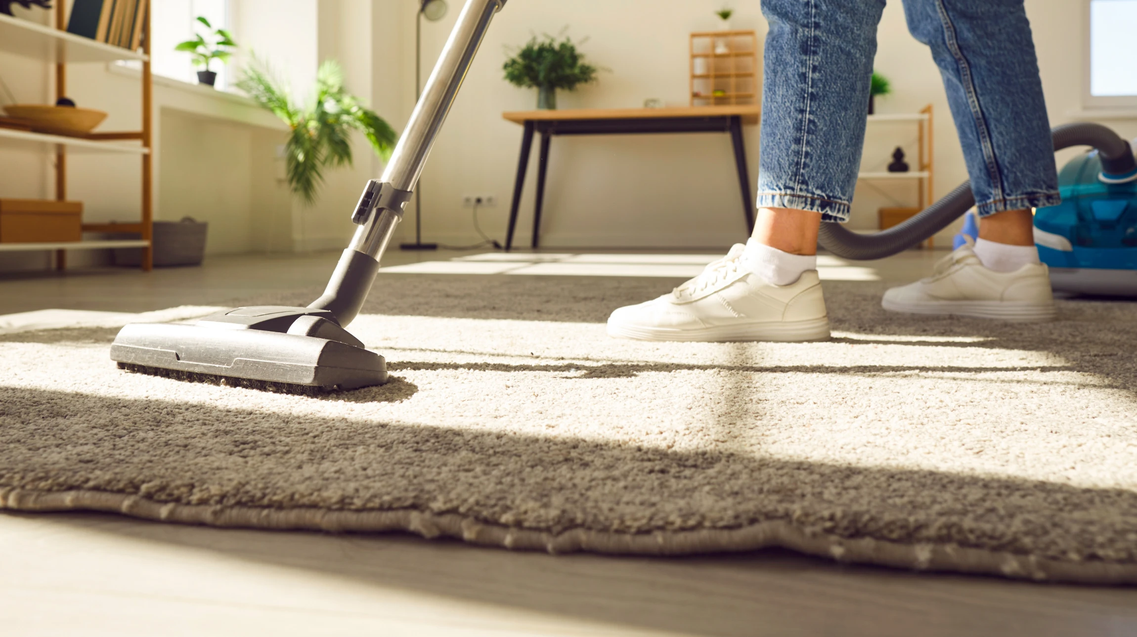 Techniciens d'Alsaclean Services dans un environnement professionnel (immeuble, bureau ou espace commercial) effectuant une intervention de nettoyage, démontrant leur compétence et disponibilité. L'image doit montrer une équipe en uniforme ou équipement professionnel, travaillant efficacement dans un cadre réel, pour valoriser la qualité du service et la professionnalité de l'entreprise.