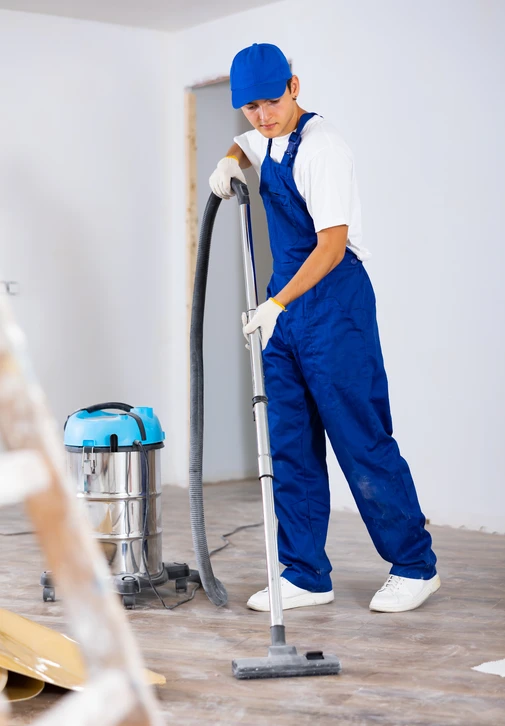 Intérieur professionnel avec agent d'entretien nettoyant un sol carrelé brillant à l'aide d'une serpillière à franges microfibre bleue et blanche montée sur manche télescopique