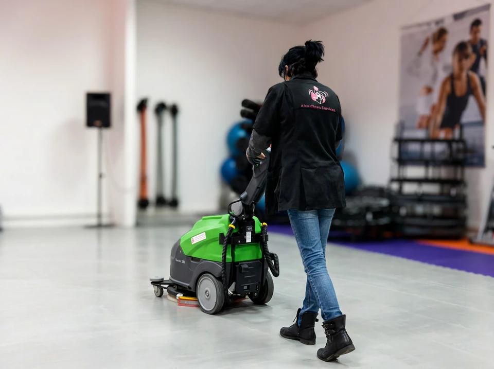 Scène intérieure de nettoyage professionnel d'un sol carrelé